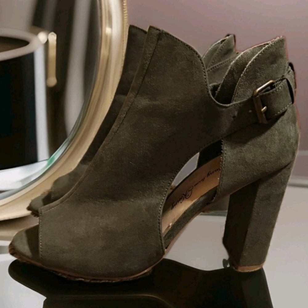 Elegant Olive Green Peep-Toe Heels Sz 8m